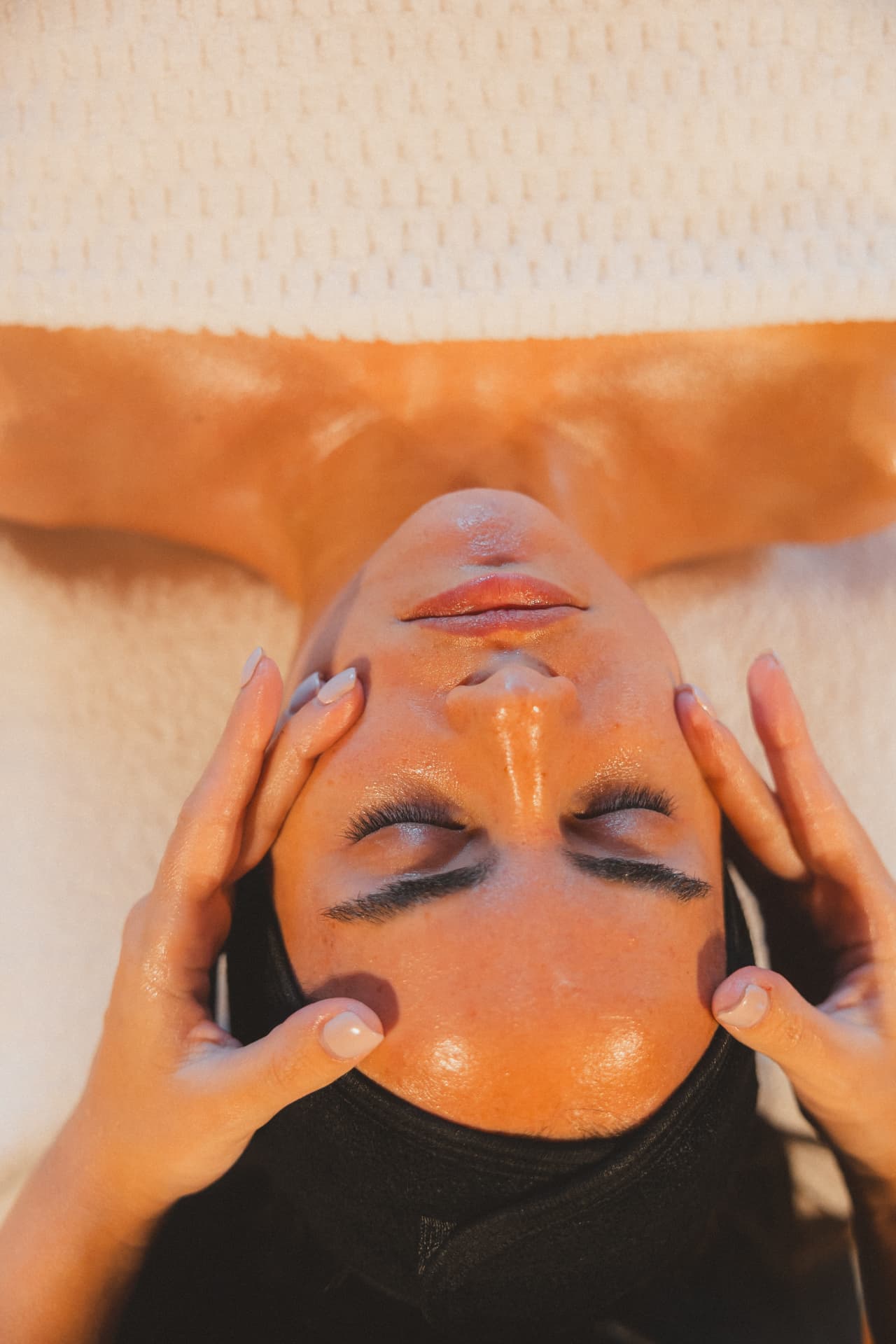 Masaje facial relajante en la cabina de Encina Calma