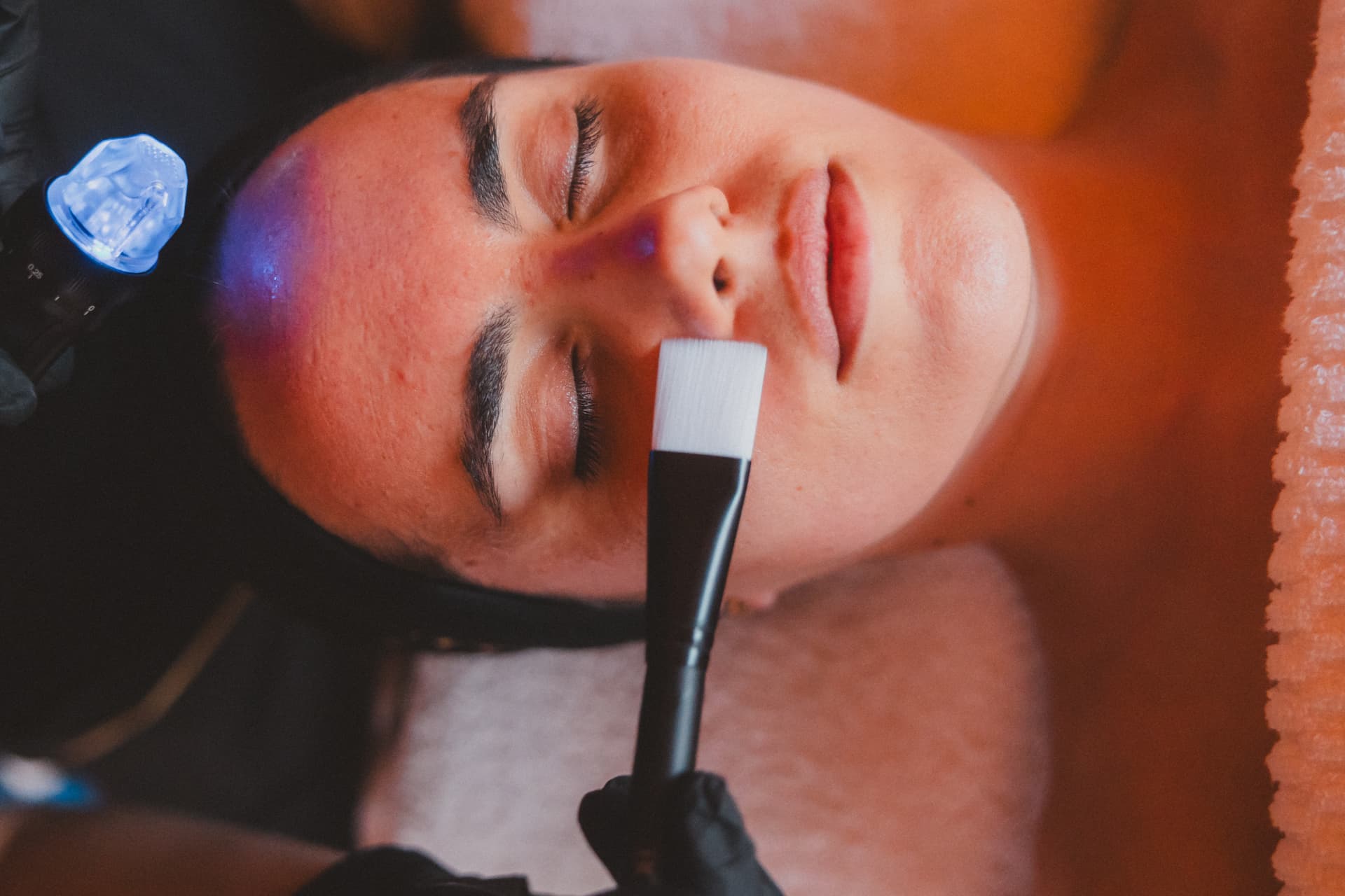 Aplicación de activos personalizados en tratamiento facial