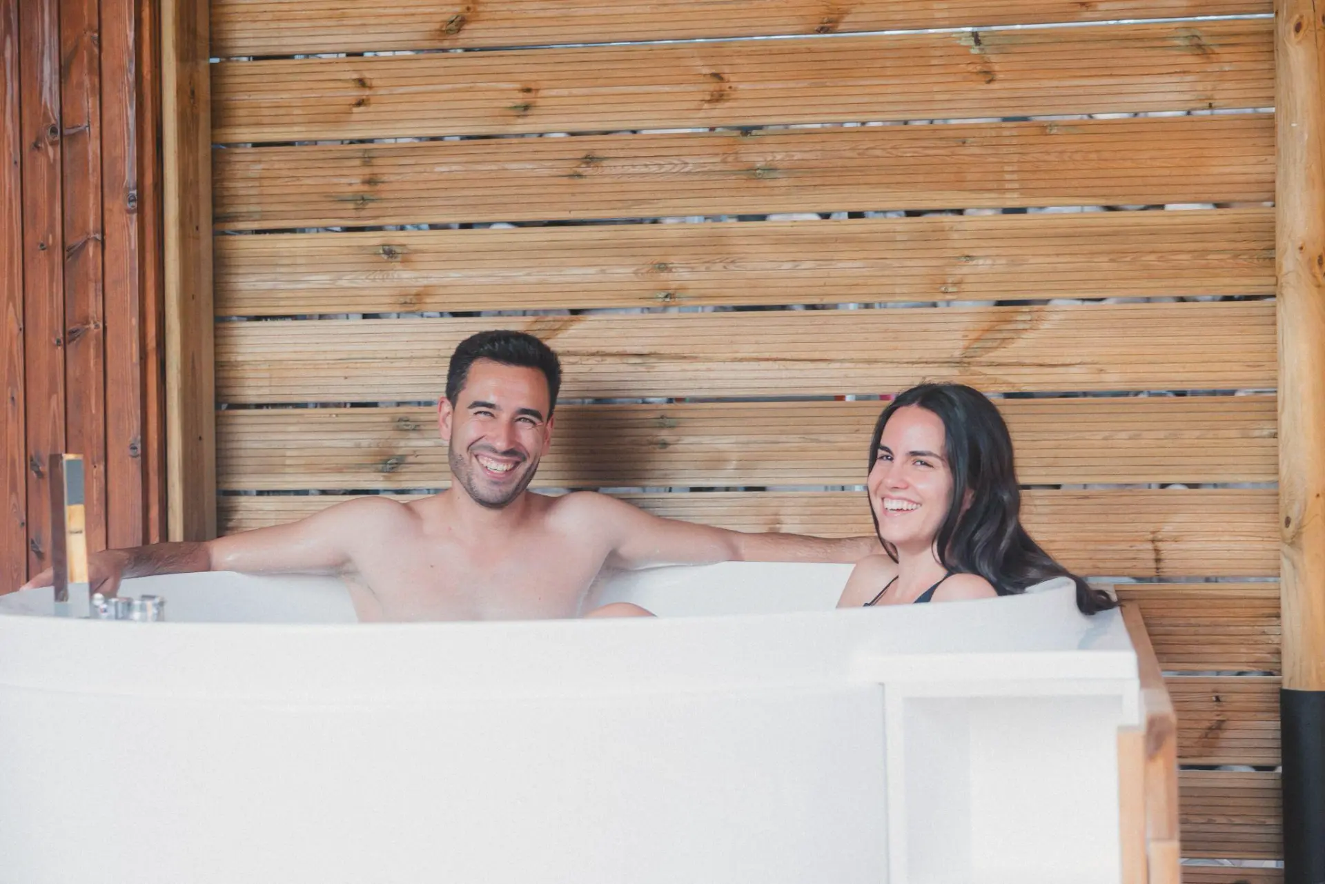 Pareja disfrutando del jacuzzi privado en la terraza de Encina Calma