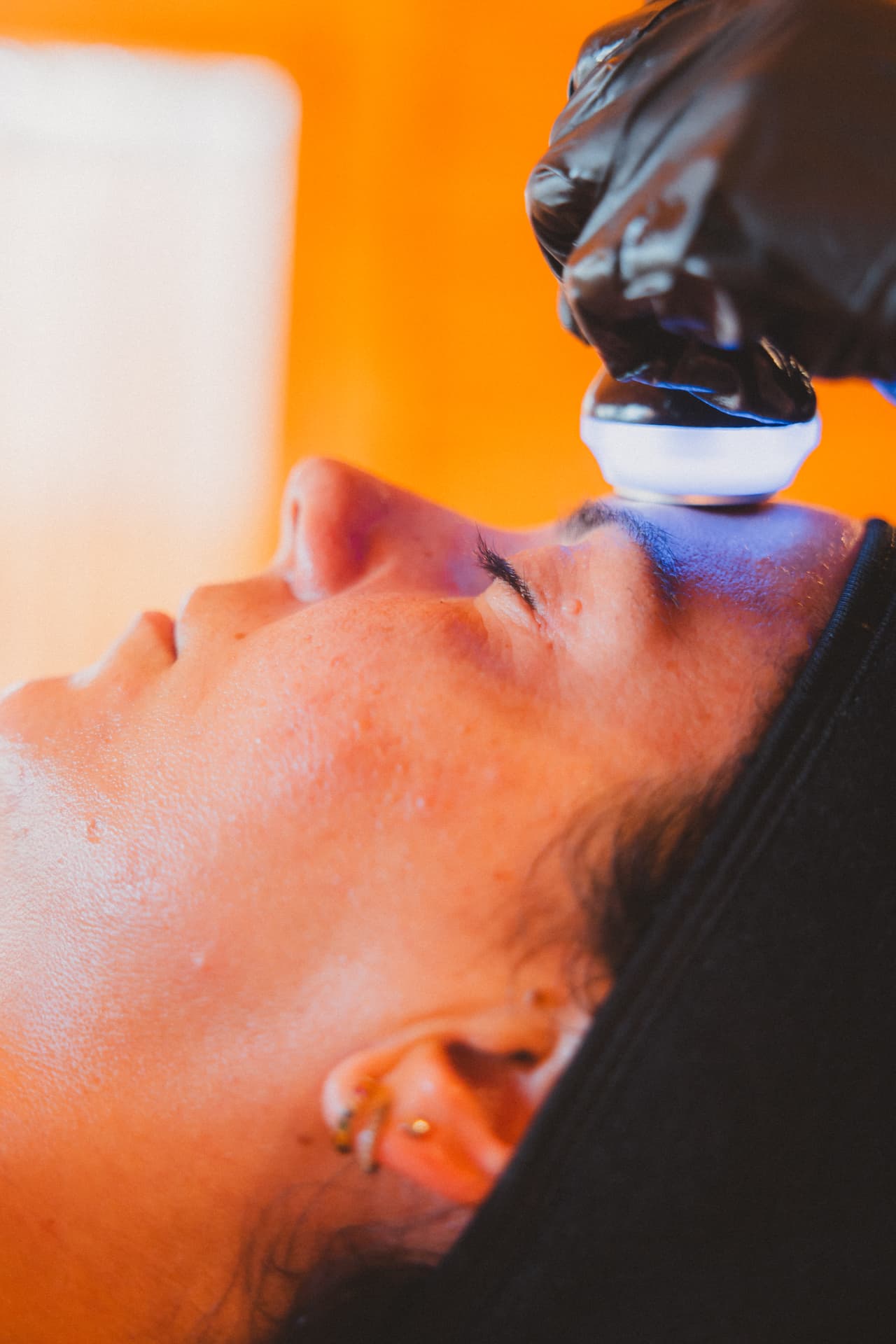 Cabezal de Hydrafacial trabajando sobre el rostro