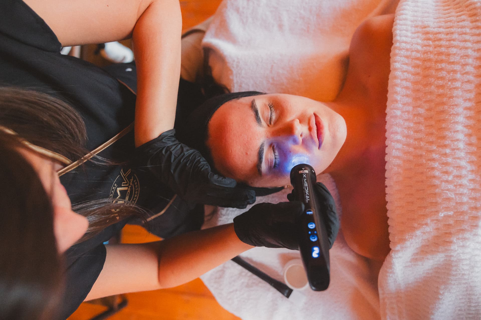 Electroporación con tecnología Orion en el facial Glow Intensive