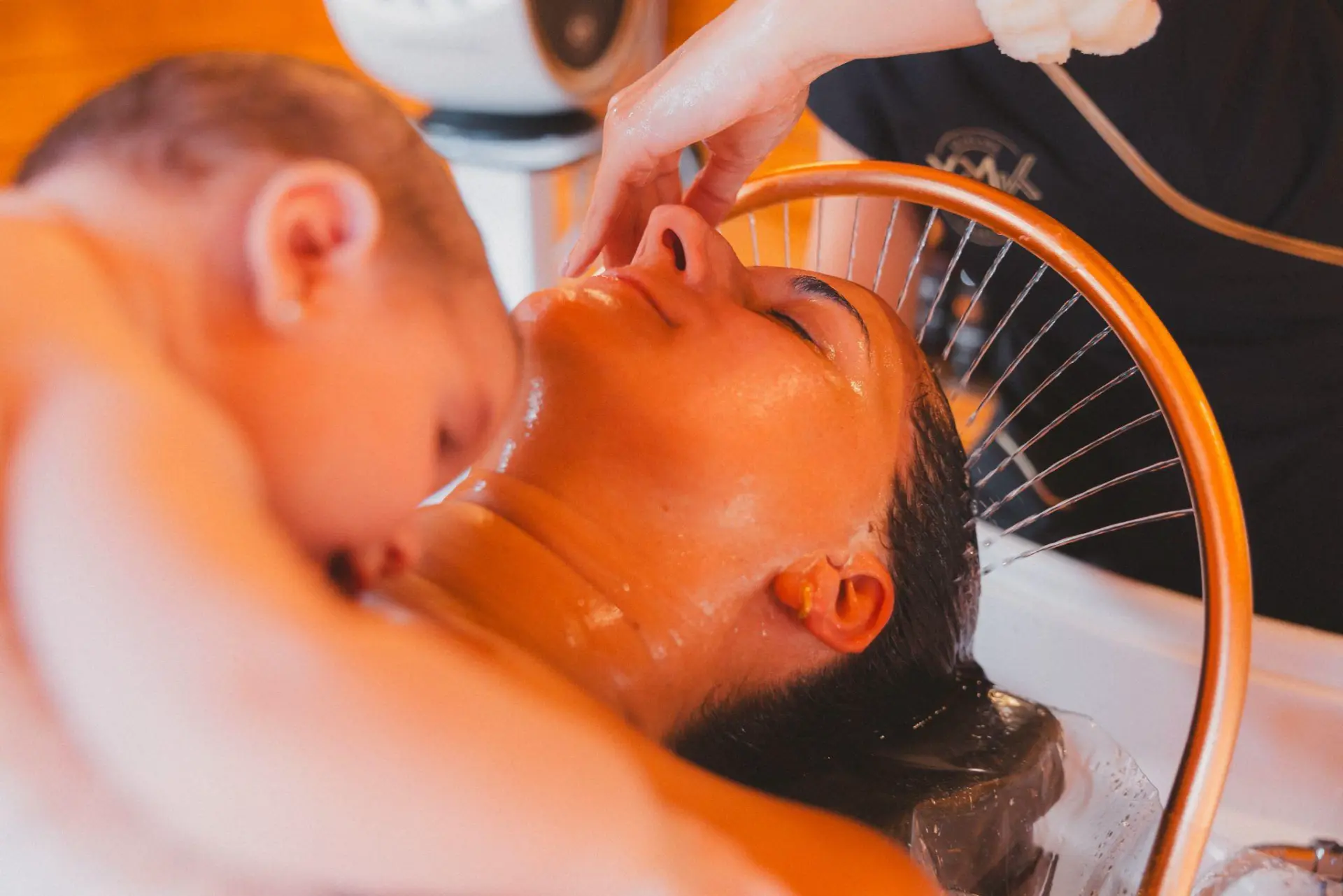 Ritual de lavado capilar con aro de agua en Tokio Spa
